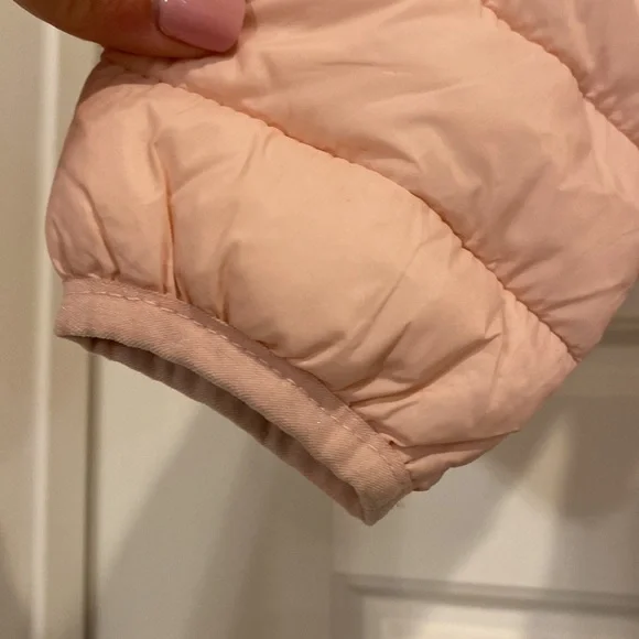 Old Navy size 4T puffer jacket in pink - Picture 3 of 4